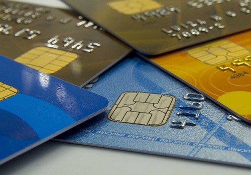 Juro do cartão de crédito cai para 345% em maio, menor taxa em 21 meses, diz Anefac